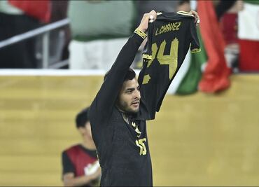 Alexis Vega celebra su gol con una playera de Luis Chávez; gran gesto del atacante de la Selección Mexicana