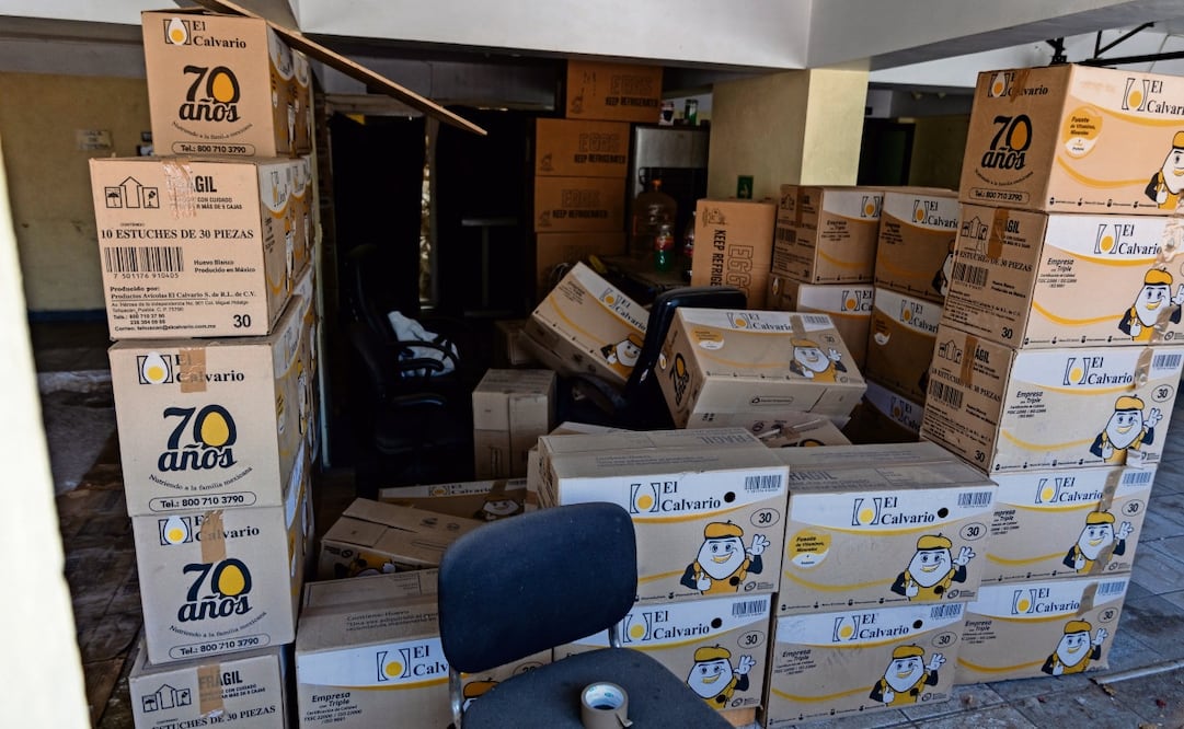 El lugar está abandonado, pero a través de un hoyo en la puerta pueden verse cajas y muebles de oficina. Foto: Hugo Slavador | El Universal