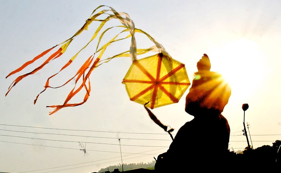 From a very young age, children learn how to fly kites - Photo: File photo/EL UNIVERSAL