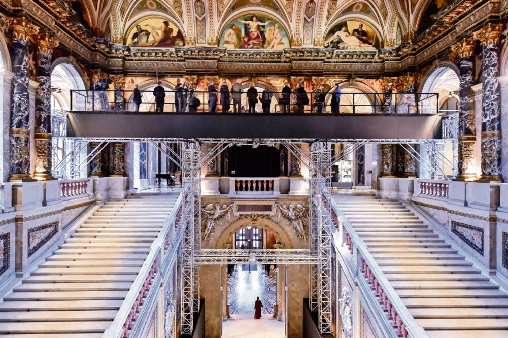 Un paso elevado en el Museo de Historia del Arte de Viena permite a la gente admirar la obra de Klimt en sus muros. (JOE KLAMAR. AFP PHOTO)