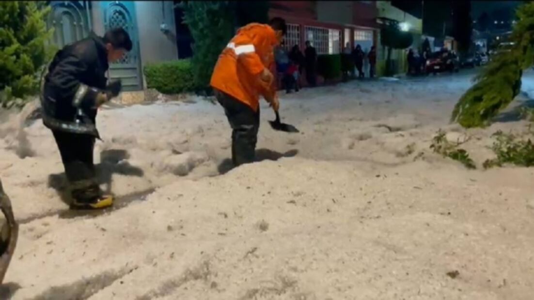 Microbús se vuelca tras granizada en Atizapán de Zaragoza