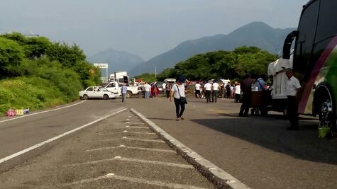 Comuneros bloquean carretera Panamericana en Oaxaca