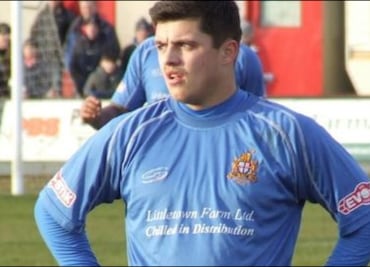 Jugador tiene sexo en banquillo y lo corren de su club