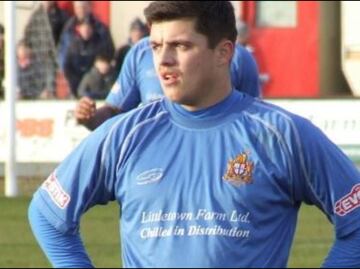 Jugador tiene sexo en banquillo y lo corren de su club