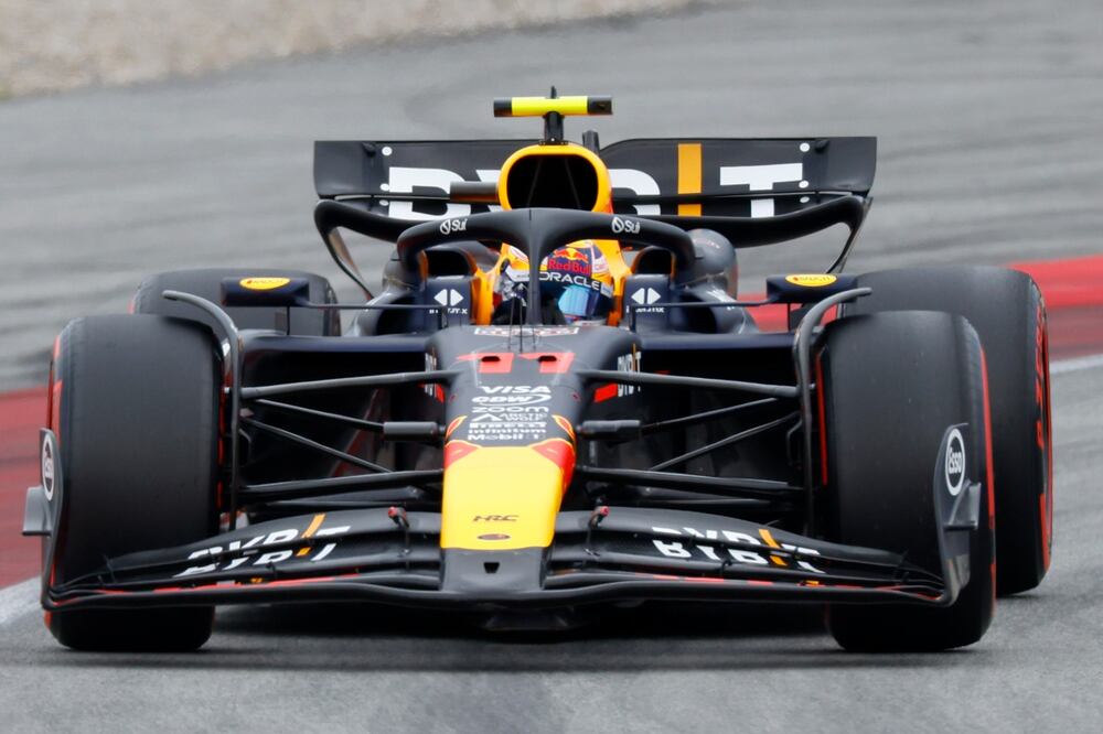 El piloto mexicano largó desde el puesto 11 en España al pagar una penalización de la carrera anterior - Foto: AP