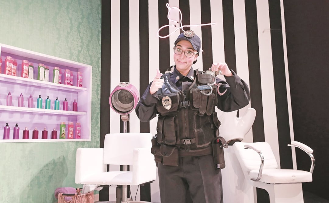 Natalia Saltiel es swing (actúa varios personajes) y asistente de dirección. (ALEJANDRO ACOSTA. EL UNIVERSAL)