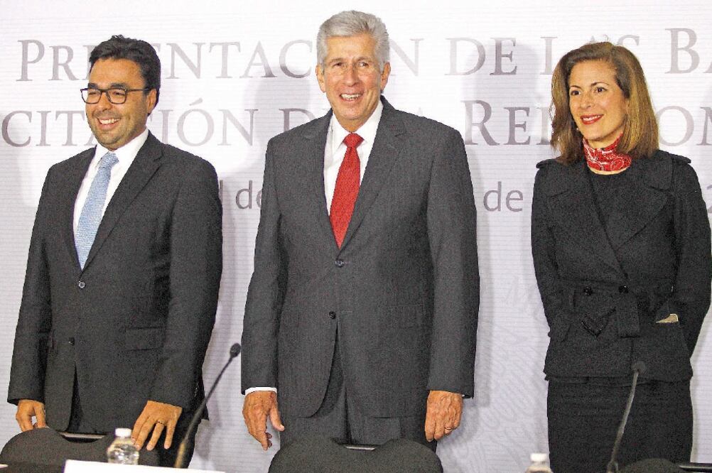 Gerardo Ruiz, titular de la SCT, y Mónica Aspe, subsecretaria de Comunicaciones, durante la presentación de las bases del proceso de licitación de la Red Compartida, en enero pasado (ARCHIVO EL UNIVERSAL)