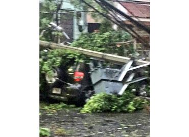Árbol y poste caen sobre camioneta en San Miguel Chapultepec