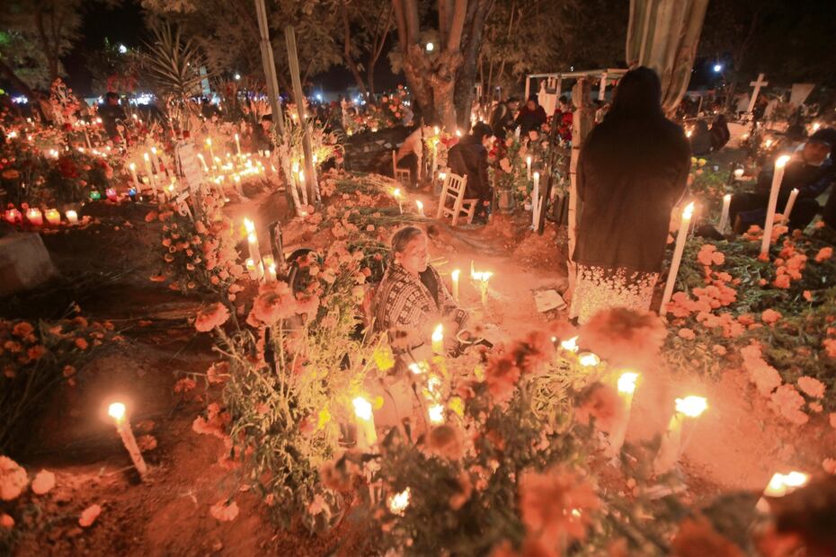 En Xoxocotlán el suave aroma del cempasúchil se esparece entre las
tumbas de los cementerios durante la celebración del Día de Muertos. Foto: Edwin Hernández / El Universal