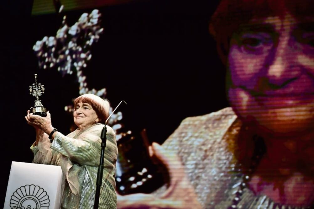 A sus 89 años, la realizadora francesa Agnès Varda aceptó el premio honorífico Donostia a su carrera, iniciada en 1954 (ALVARO BARRIENTOS. AP)