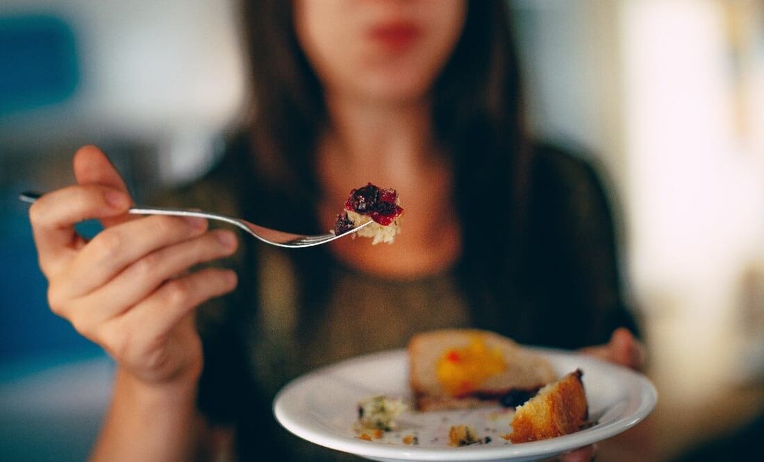 Comer despacio puede ayudar tu salud. Foto: