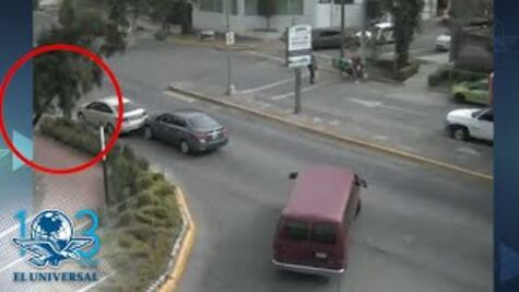 Captan en video momento en que auto atropella a peatón en Naucalpan