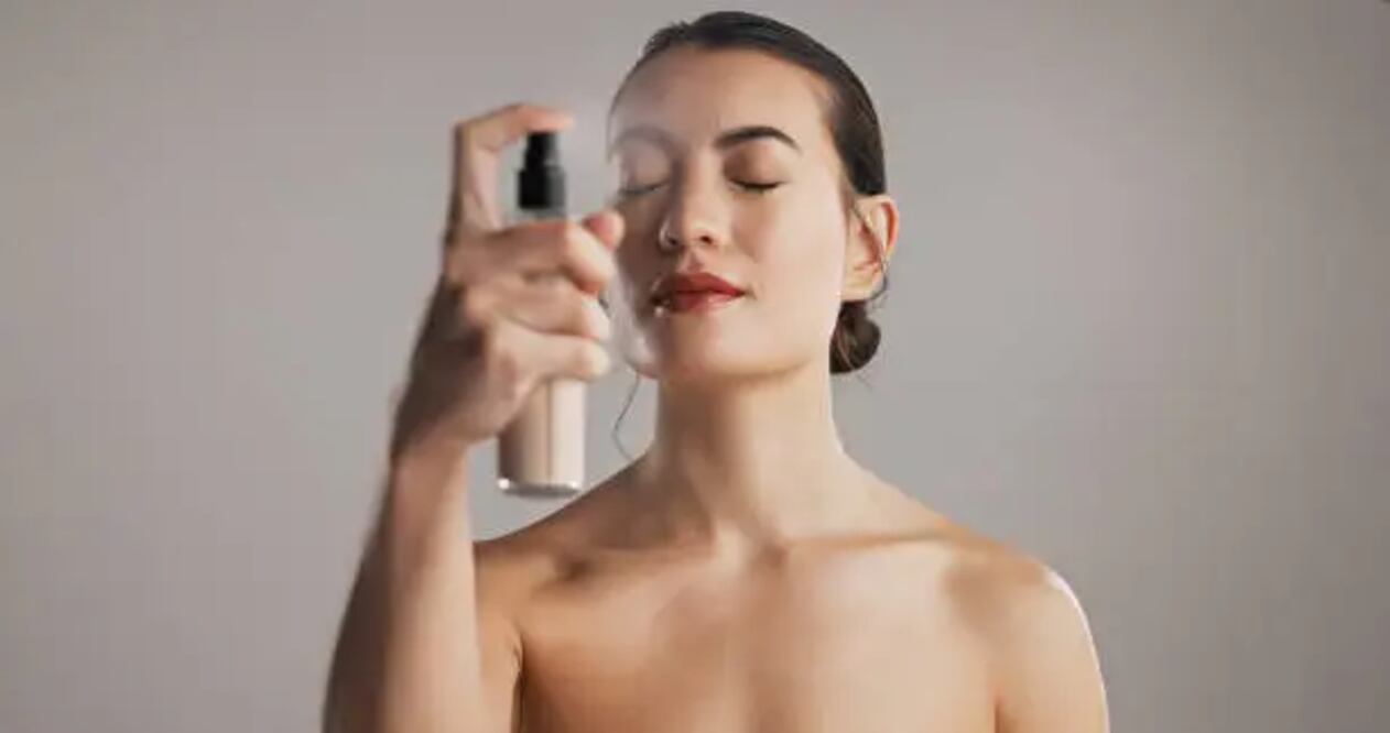 El agua de rosas es un remedio medicinal que se obtiene de sus pétalos. Foto: Unsplash