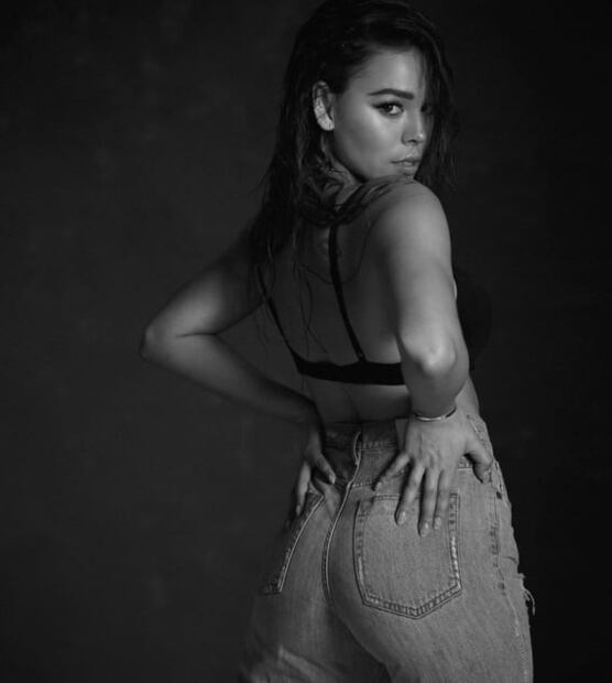 Danna Paola se luce una vez más en instagram con mini shorts y cabellera larga