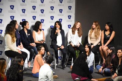 Alejandra Barrales debate y firma compromisos ante universitarios 