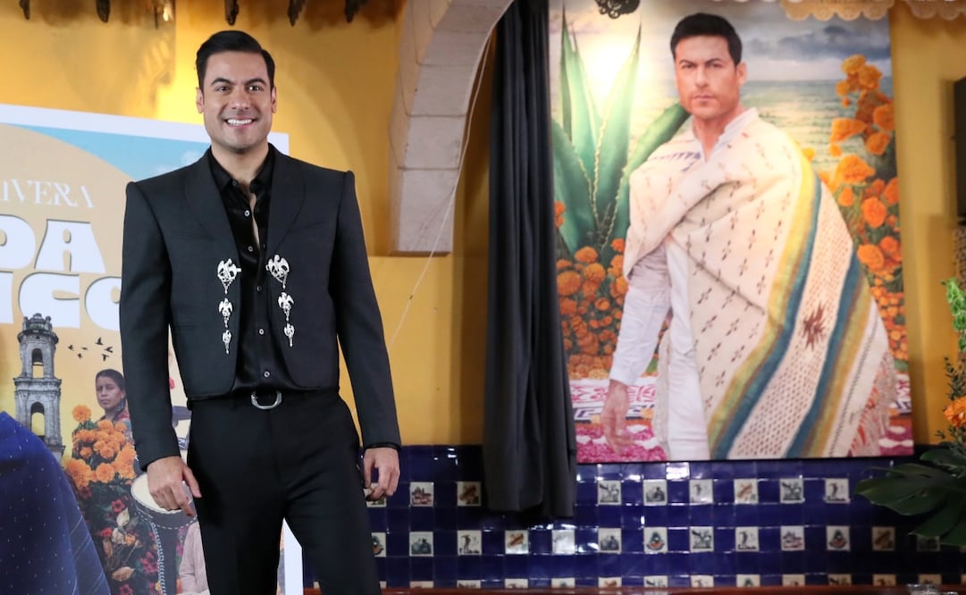 El cantante develó su retrato como parte del festejo de los 100 años del Salón Tenampa. Foto: EFE.