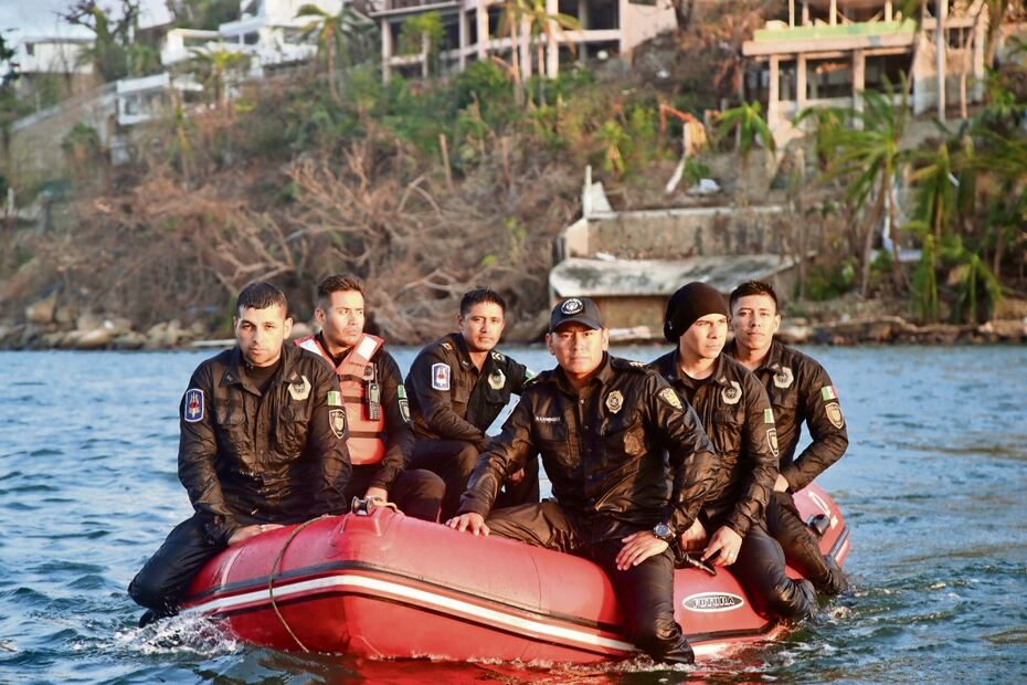 Desde el miércoles pasado, los agentes han recorrido más de 180 millas de la bahía de Acapulco. Foto: Valente Rosas / El Universal