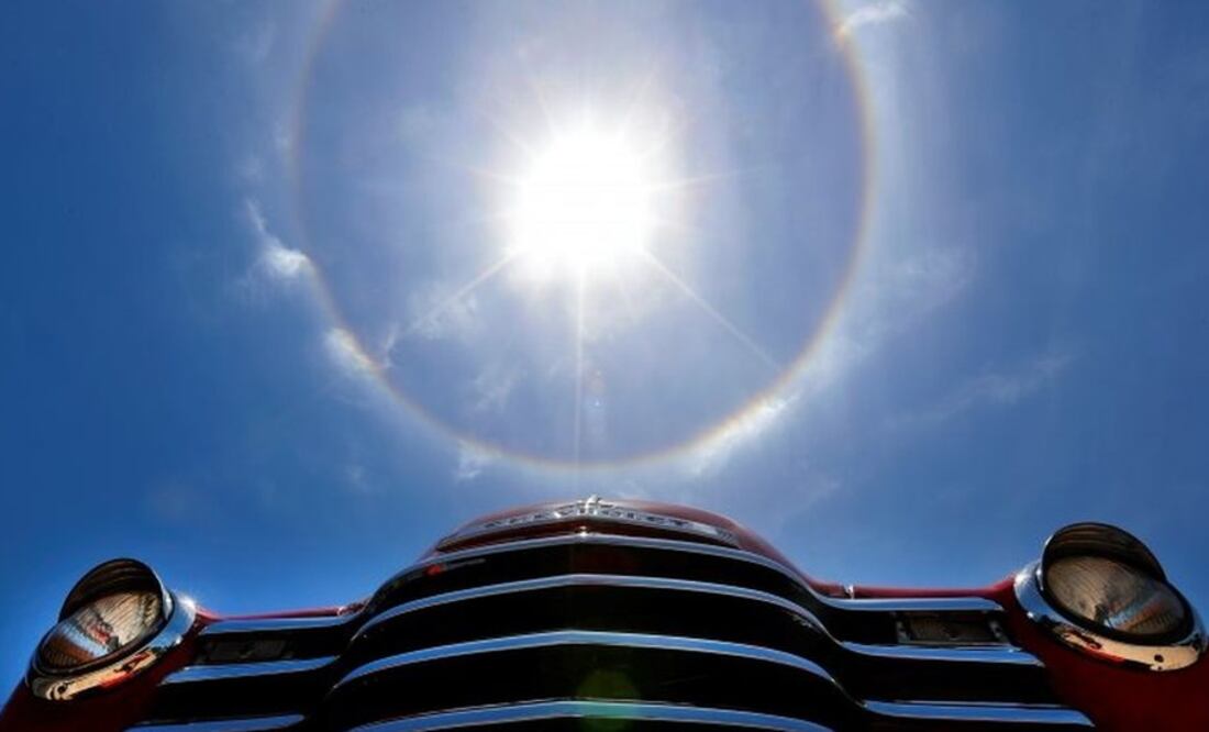 El anillo alrededor del sol visto este viernes sorprendió a muchos en la capital de Cuba. Foto: EPA