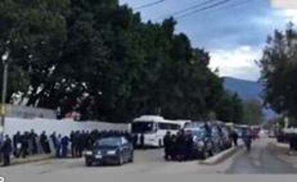 Policías resguardan las oficinas del IEEPO