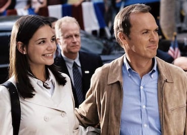 La comedia romántica con Katie Holmes que Netflix resucitó y que causa furor