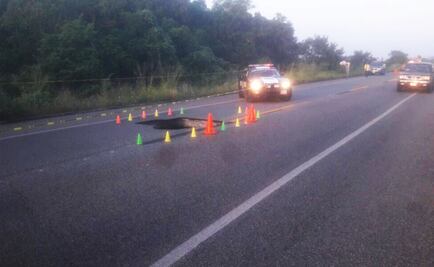 Se abre socavón en la carretera Zihuatanejo-Acapulco