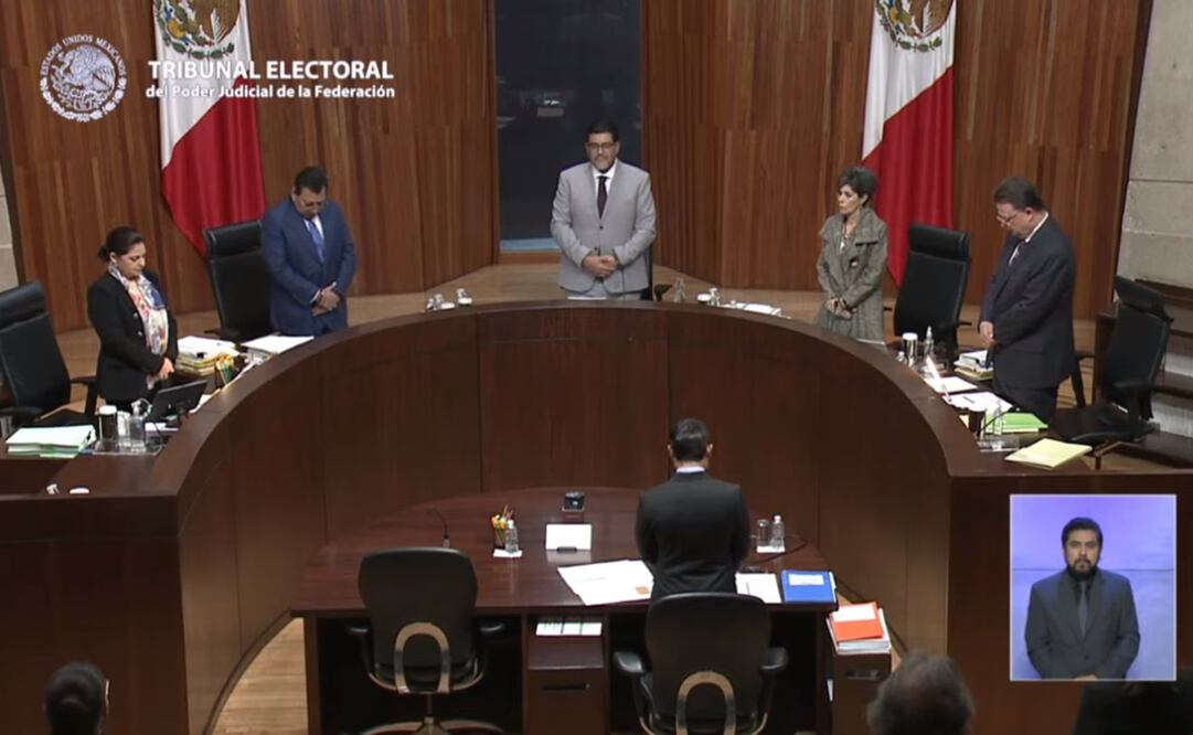 Guardan un minuto de silencio en el Tribunal Electoral por muerte de le magistrade Ociel Baena. Foto: Captura
