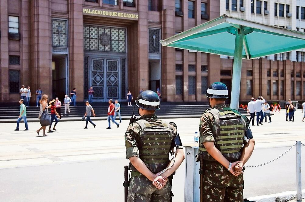 Militares vigilaban ayer un acceso a la comunidad Ciudad de Dios, en el oeste de Río de Janeiro, tras el decreto de intervención federal en esa ciudad que firmo el presidente de Brasil, Michel Temer. (XINHUA)