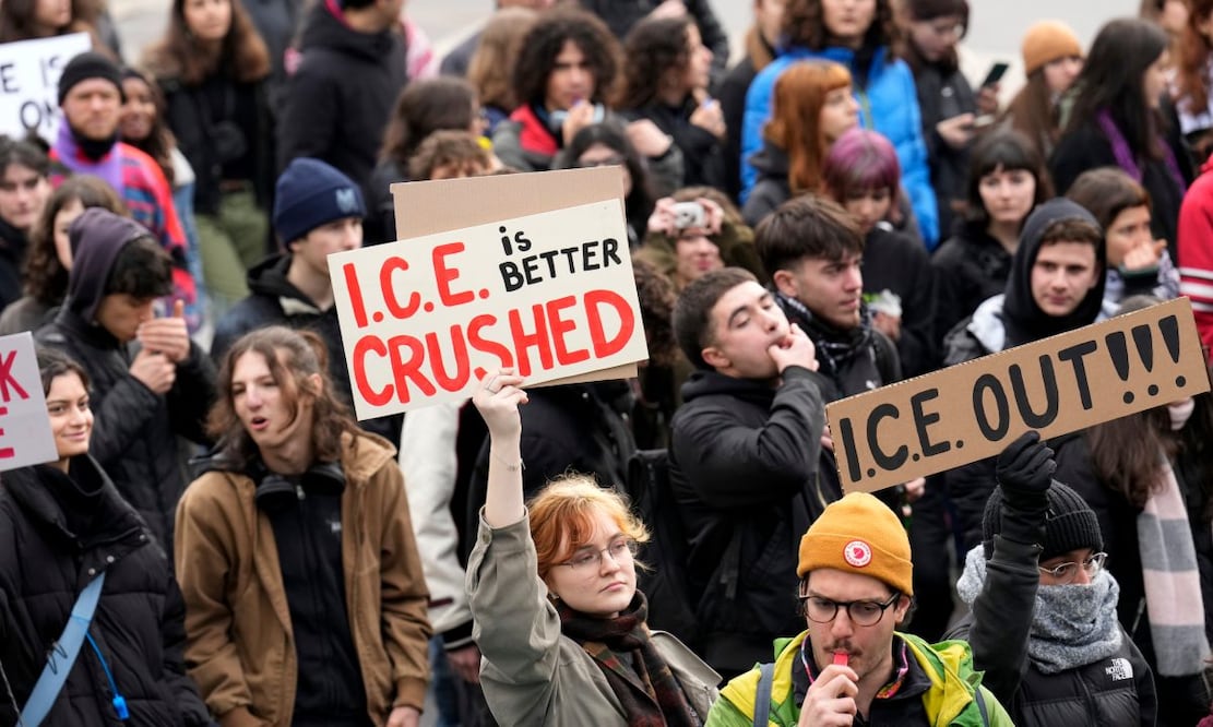 Manifestantes durante una protesta contra ICE organizada por estudiantes en los Juegos Olímpicos de Invierno de 2026, en Milán, Italia. Foto: AP (Luca Bruno).