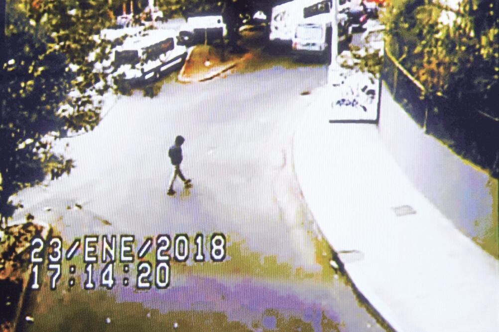 Las autoridades mostraron a los padres de Marco Antonio un video donde aparece su hijo después de la detención, específicamente con una sudadera oscura y capucha, pero éstos niegan que sea él. (ESPECIAL)