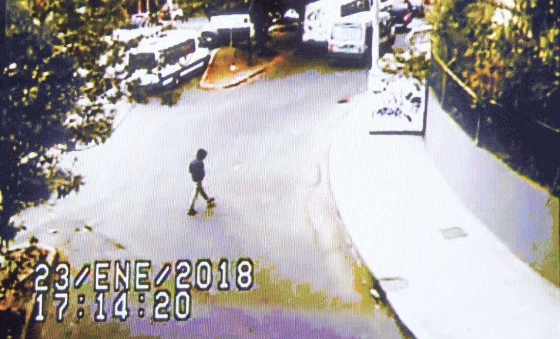 Las autoridades mostraron a los padres de Marco Antonio un video donde aparece su hijo después de la detención, específicamente con una sudadera oscura y capucha, pero éstos niegan que sea él. (ESPECIAL)