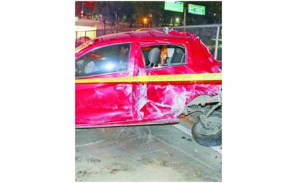 Muere un hombre y otro resulta herido tras caerles auto en la Anzures