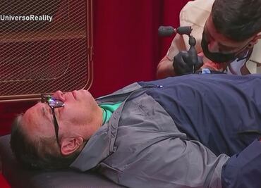 El team "Mar" se tatúa; es el primer tatuaje de Mayito