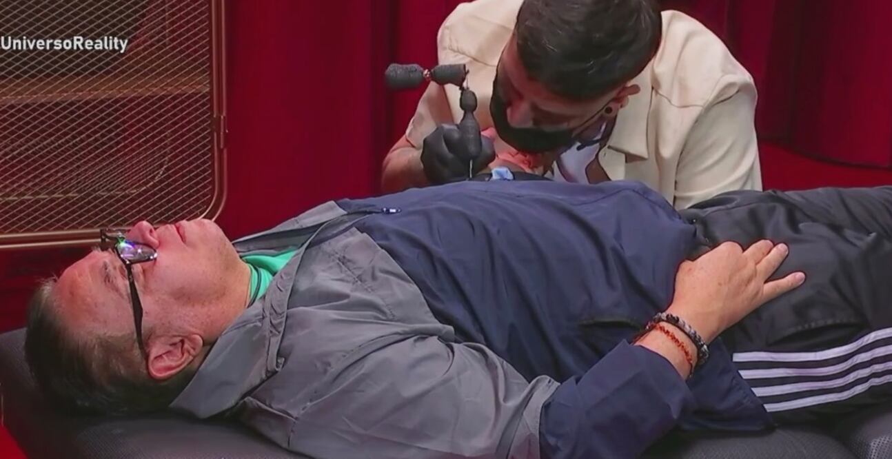 Mario Bezares, primer integrante de "Team Mar" en tatuarse. 
Foto: X