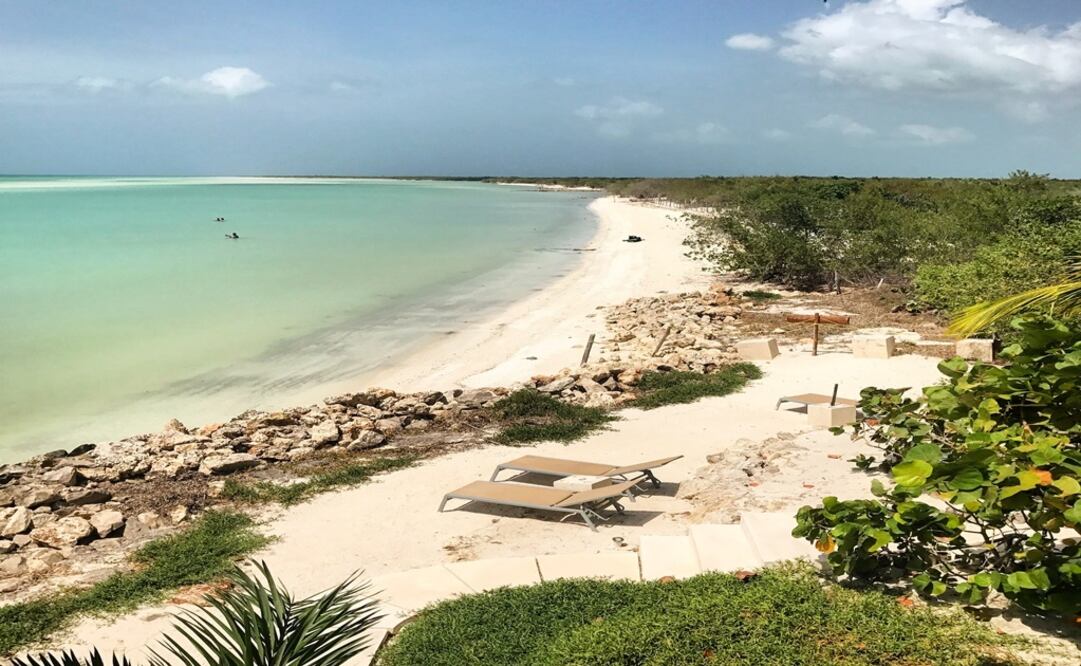 Holbox es una pequeña isla al norte de la península de Yucatán que se mantiene como un santuario por su belleza natural y tranquilas costas. Actualmente, ocho familias descendientes de piratas que hace siglos surcaron el mar Caribe en busca de tesoros viven aquí. 

