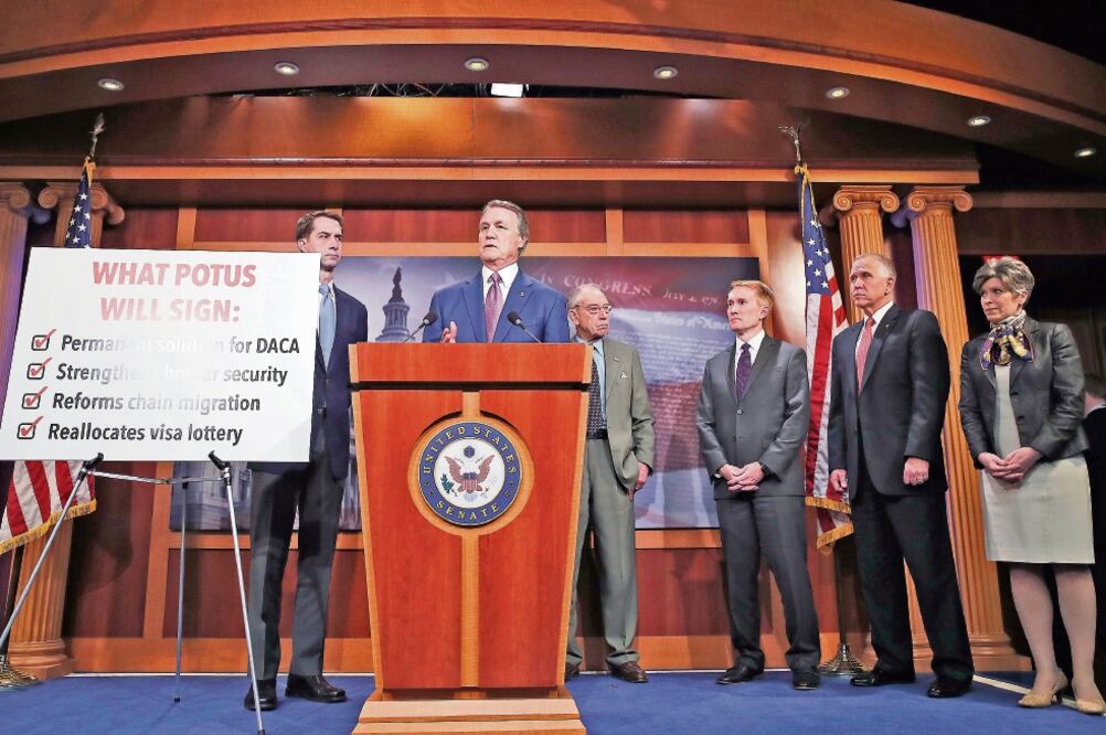 Iniciativas. Un grupo de senadores republicanos presentó ayer los lineamientos que seguirán para su propuesta de reforma migratoria que decidirá el futuro de los dreamers (ALEX BRANDON. AP)
