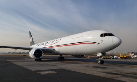 Arriba cargamento con 487 mil 500 vacunas de Pfizer