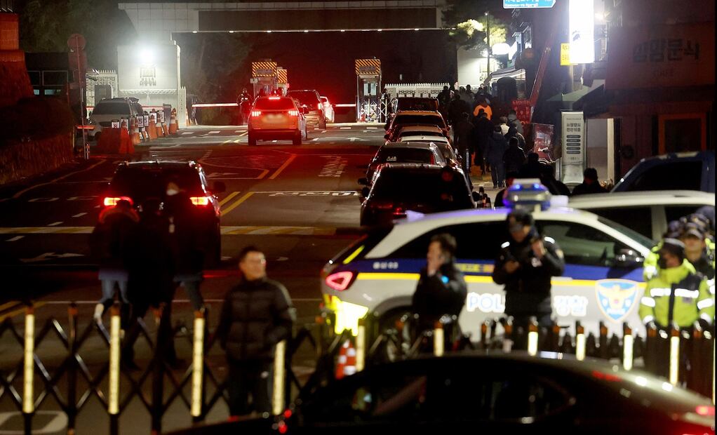 “Todas las actividades políticas, incluidas las del Parlamento Nacional, los consejos locales, los partidos políticos y las asociaciones políticas, así como las asambleas y manifestaciones, están estrictamente prohibidas", anunció Park An-su, comandante a cargo de aplicar la ley marcial. Foto: EFE