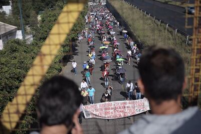 Marchan integrantes de CNTE para exigir adeudo al gobierno de Morelia