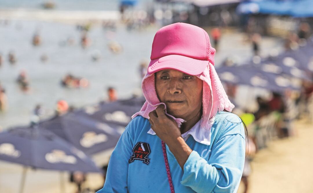 Una mujer se cubre del sol, cuya intensidad en estos días se ha incrementado también en las playas del país, como Acapulco. (DAVID GUZMÁN. EFE)