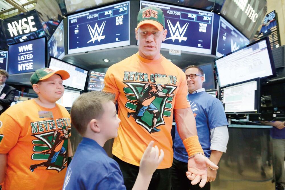 John Cena llegó a 500 deseos cumplidos, al complacer al niño Rocco Lanzer (RICHARD DREW. AP)