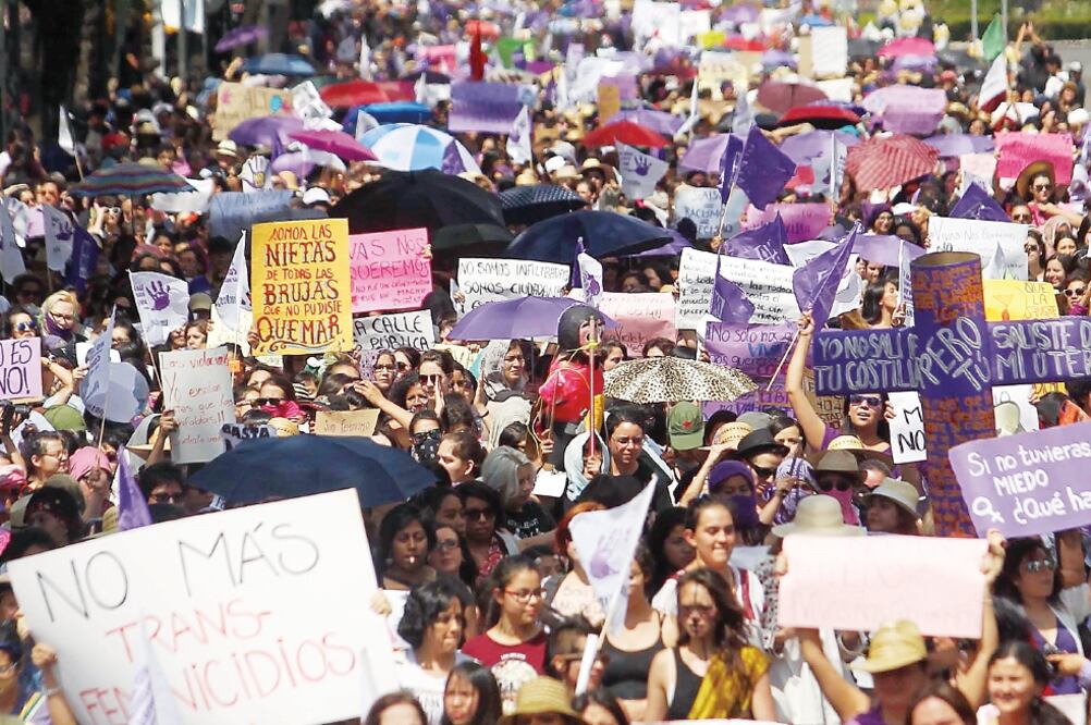 Uno de los reclamos de las manifestantes, que caminaron sobre Paseo de la Reforma, fue terminar con los feminicidios (FERNANDO RAMÍREZ. EL UNIVERSAL)
