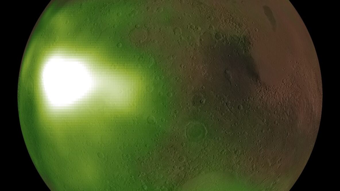 Resplandor nocturno ultravioleta en la atmósfera marciana. La luz ultravioleta no es visible al ojo humano, por lo que la ilustración usa colores falsos verde y blanco. Imagen: NASA/MAVEN/Goddard Space Flight Center/CU/LASP