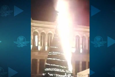 Árbol de Navidad se incendia en el centro de Zacatecas