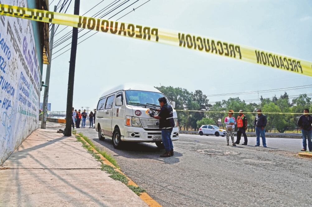 Inseguridad. La víctima, de unos 35 años, quedó dentro de la unidad de transporte. El chofer pidió ayuda a policías, pero el hombre ya había muerto. Foto: ARMANDO MARTÍNEZ. EL UNIVERSAL 