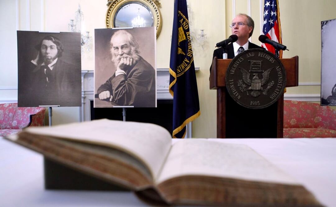  Kenneth Price, co-director del Archivo de Walt Whitman, está parado junto a fotografías de Walt Whitman. Foto: Archivo