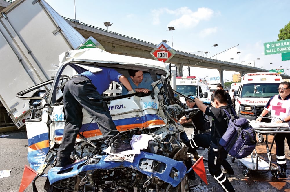 Debido al accidente que ocurrió, aproximadamente, a las 2:00 horas de la mañana, la vía Gustavo Baz permaneció cerrada (HUGO GARCÍA. EL UNIVERSAL)