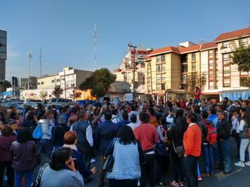 Trabajadores de la SEP bloquean Avenida Universidad; reclaman recortes a bonos