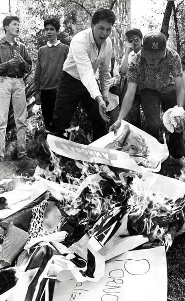 Estudiantes capitalinos se manifestaron en 1993 para exigir la cancelación del concierto de Madonna. Quemaron imágenes de la cantante y otros artículos que simbolizaron la “pornografía” que contaminaba a los jóvenes. Foto: Miguel Espinoza/Archivo EL UNIVERSAL.