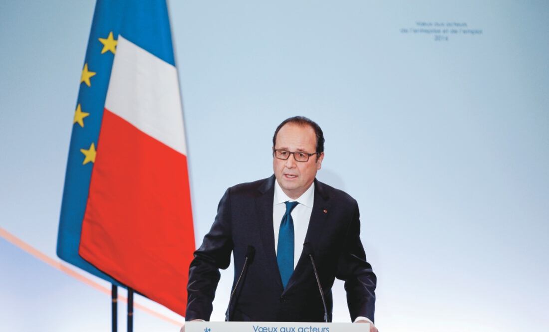 El presidente francés, François Hollande, ayer al dar un discurso en París sob re sus propuestas para impulsar la lenta economía de su país (YOAN VALAT. AP)