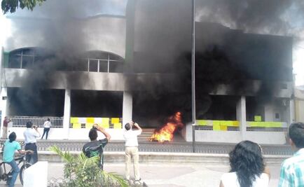 Transportistas vandalizan alcaldía chiapaneca